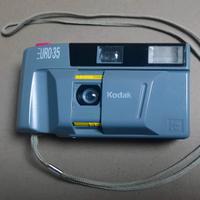 Fotocamera analogica KODAK 35 mm colorata vintage