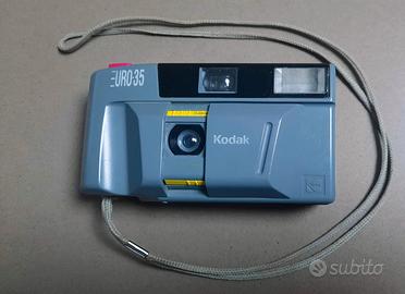 Fotocamera analogica KODAK 35 mm colorata vintage