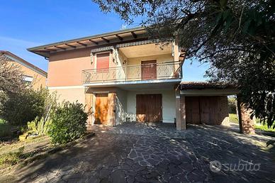 Villa di 296 m² con più di 5 locali e posto auto a