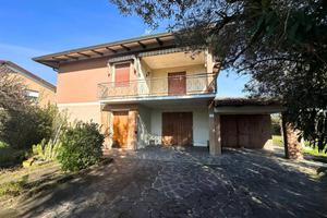 Villa di 296 m² con più di 5 locali e posto auto a