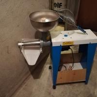 Passa pomodori , spremi pomodori con banchetto