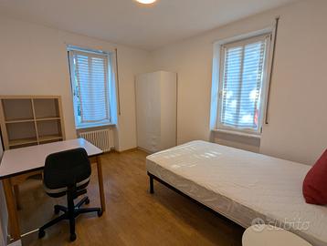 Stanza in appart. ristrutturato con posto auto