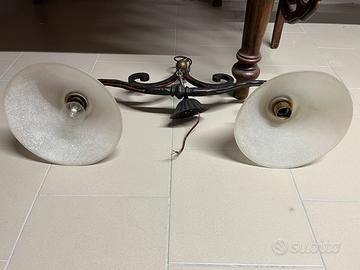 Ribasso.Lampadario in ferro battuto e vetro