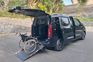 Toyota Proace Pianale ribassato con rampa disabili
