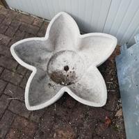 Fioriera a forma di margherita in graniglia bianca