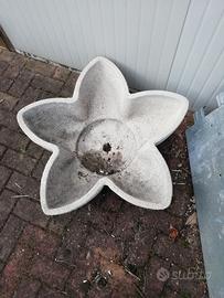 Fioriera a forma di margherita in graniglia bianca