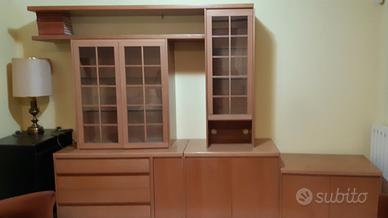 Mobile sala in legno chiaro, vetrine,cassetti,ante