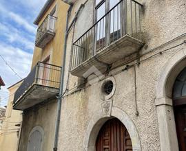 CASA SEMINDIPENDENTE A CASTELVETERE SUL CALORE