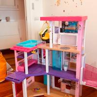 Barbie Dreamhouse con piscina e scivolo
