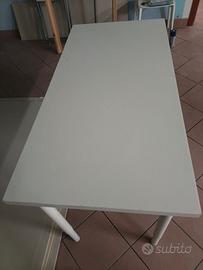 Scrivania con due sedie