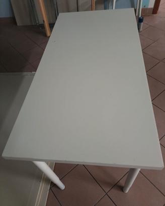Scrivania con due sedie