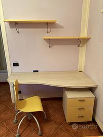 scrivania, mensole e sedia da ufficio
