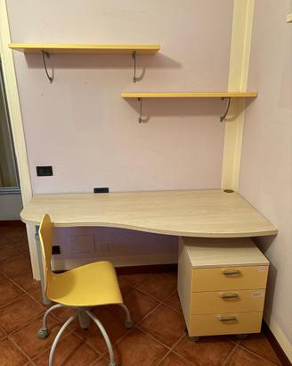 scrivania, mensole e sedia da ufficio