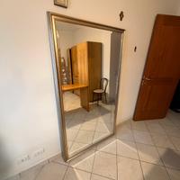 Specchio con cornice in legno
