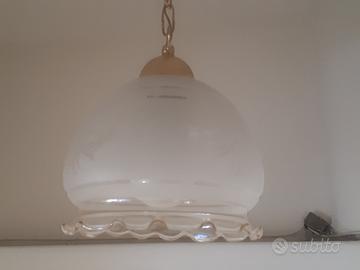 Lampadario in vetro decorato. 