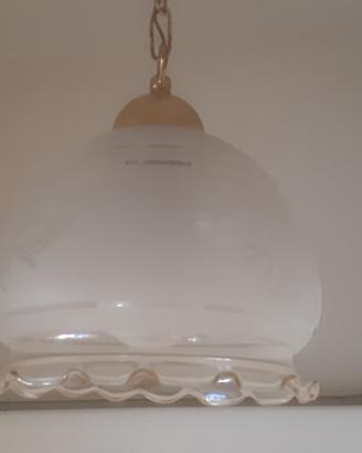 Lampadario in vetro decorato. 