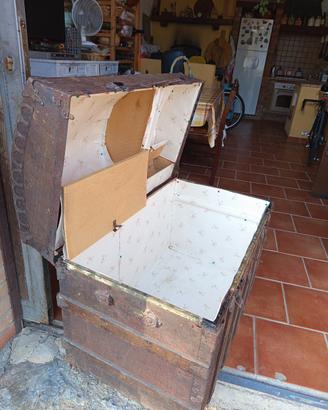 vecchio baule da viaggio