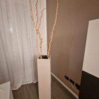 vaso con rami di nocciolo 