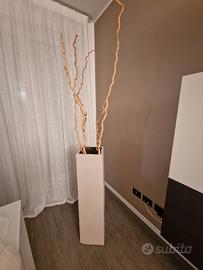 vaso con rami di nocciolo 