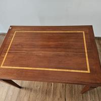 Elegante Tavolo in Legno con Intarsio 