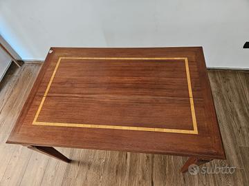 Elegante Tavolo in Legno con Intarsio 