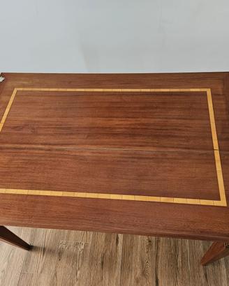Elegante Tavolo in Legno con Intarsio 