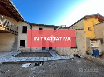 VILLA A SCHIERA A CAZZAGO SAN MARTINO