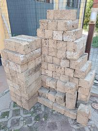 Mattoni in tufo