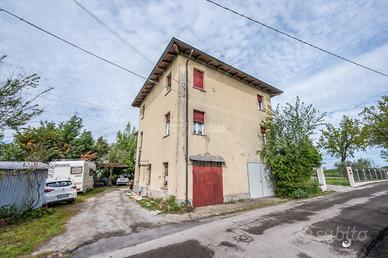 Soluzione bifamiliare su tre livelli con ampio ter