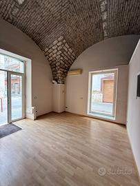 Locale Commerciale con 2 vetrine ad angolo