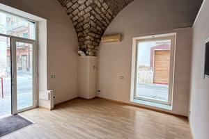 Locale Commerciale con 2 vetrine ad angolo