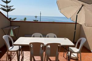 Monolocale con terrazzo vista mare