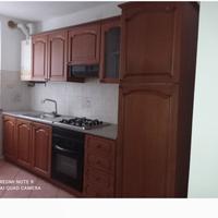 cucina completa con tavolo 