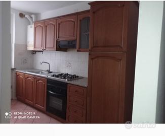 cucina completa con tavolo 