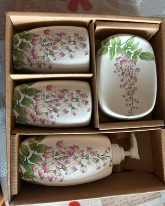 Set bagno in ceramica con fiori rosa