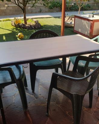 Tavolo da pranzo in metallo e piano color legno