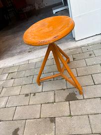 Sgabello arancione regolabile in altezza