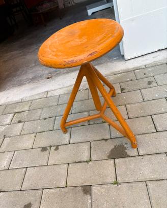 Sgabello arancione regolabile in altezza