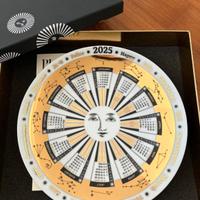 Piatto Fornasetti - Calendario 2025