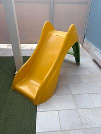 Scivolo da giardino per bambini.