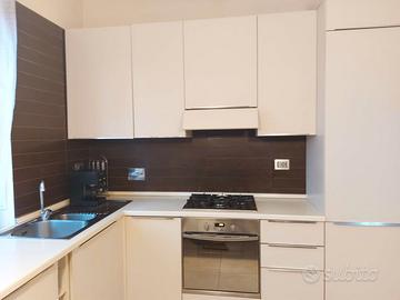 Cucina angolare moderna bianca