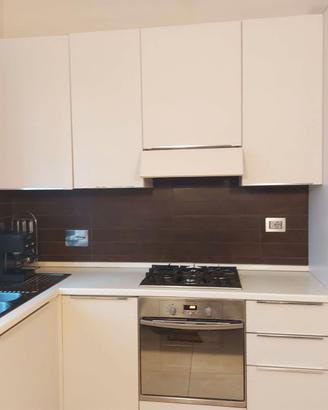 Cucina angolare moderna bianca