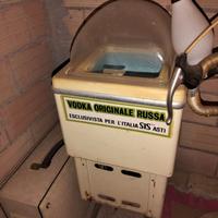 Frigorifero portatile Anni 70 per vodka