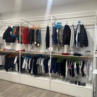 Stigliatura  negozio abbigliamento o cabina armadi