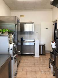 Bar con piccola cucina/laboratorio