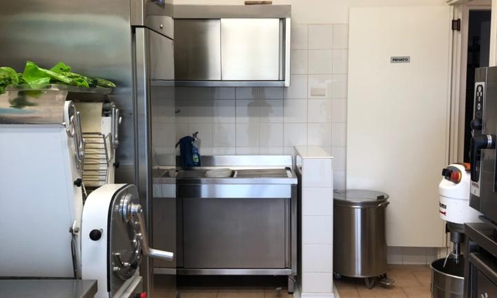 Bar con piccola cucina/laboratorio