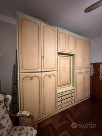Armadio a muro vintage decorato