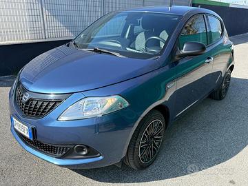 Lancia Ypsilon 1.0 firefly hybrid Silver Plus
