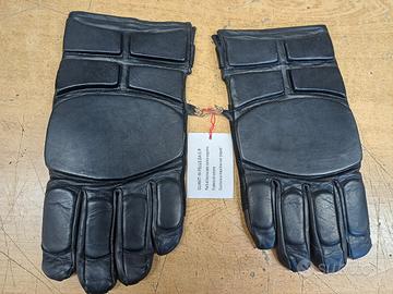 Guanti in pelle nera, ideali per Ordine Pubblico. 