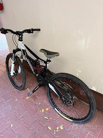 Mountain Bike Enduro Cannondale Moto 4